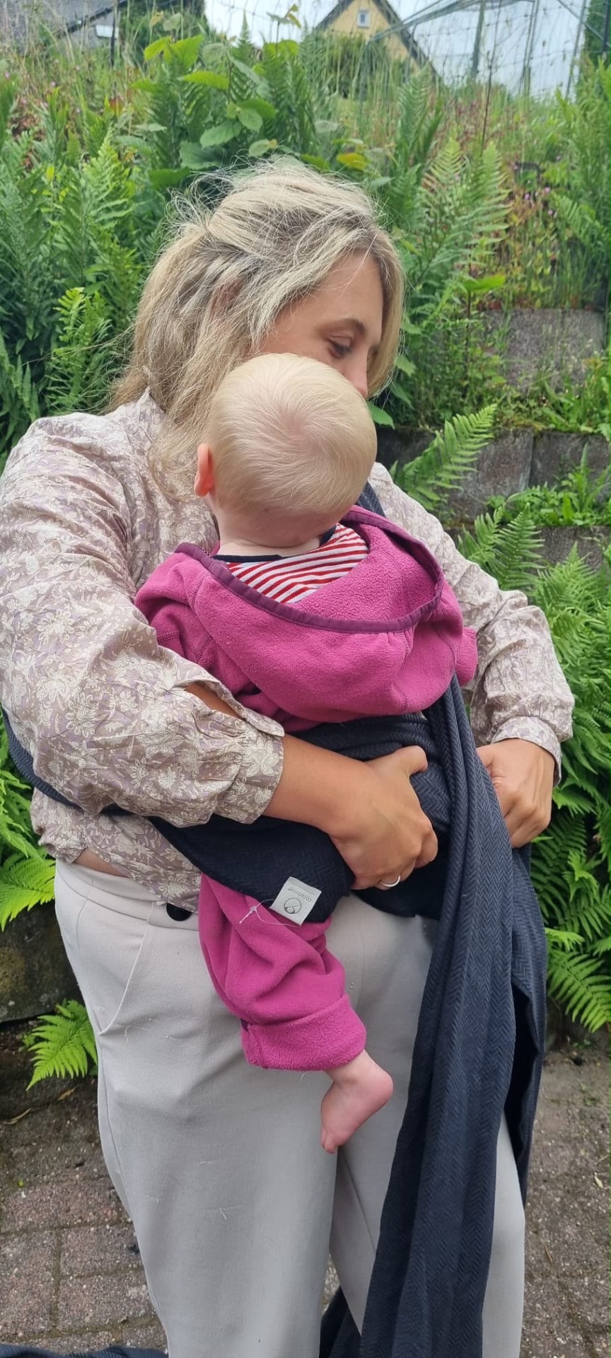 Individuelle Trageberatung: Mutter trägt ihr Baby ergonomisch in einer Tragehilfe